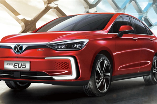 مصر تقترب من توقيع اتفاق تصنيع أول سيارة كهربائية محلياً