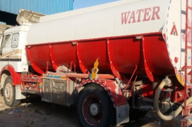 تركا سيارة نقل وهربا في محطة رسوم والنتيجة سقوط عصابة للمواد البترولية