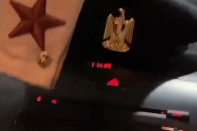 للمرة الثانية ,, شاب يستعرض برتب عسكرية واشارات ضوئية في سيارة