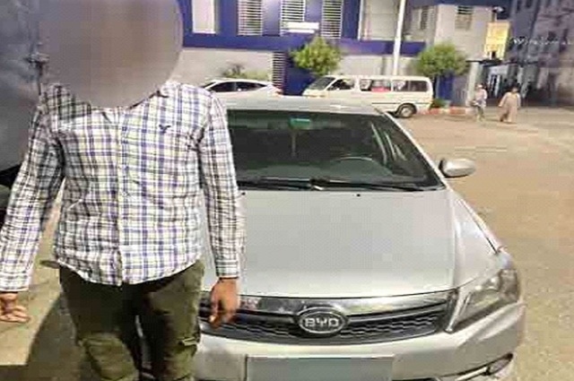 استغل أحد تطبيقات السيارات في عملية سرقة لسيارة بالقوة