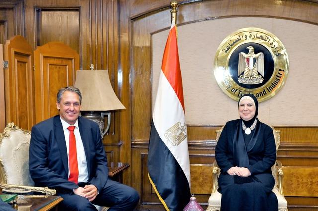 مرسيدس إيجيبت تبحث توطين صناعة السيارات الكهربائية بمصر