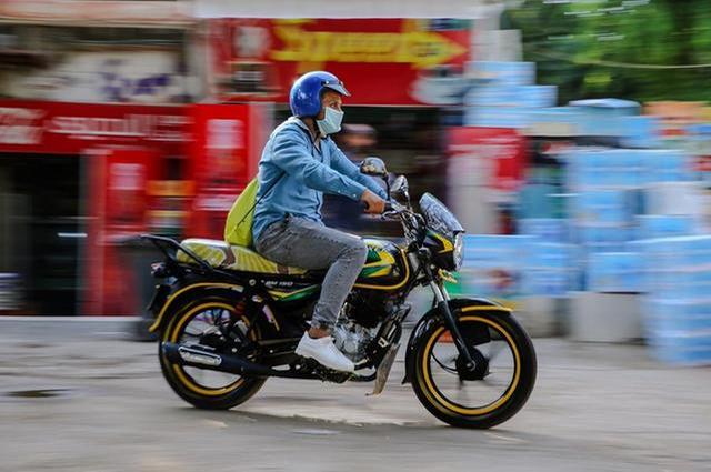 توسع شراكة أوبر وأكسا مصر عبر توزيع خوذات مجانية لسائقي الاسكوتر