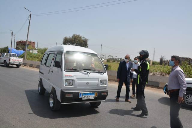 محافظ في مصر يضبط 3 سيارات تسير عكس الاتجاه 