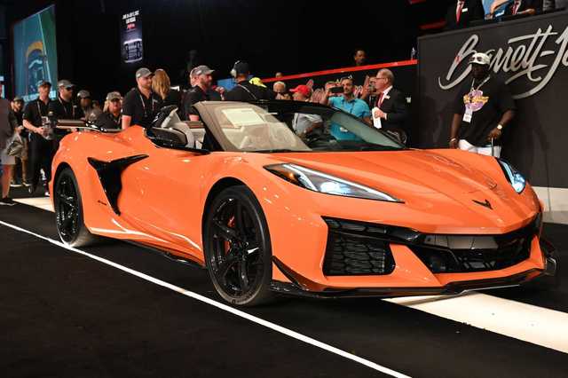 بيع أول شيفروليه كورفيت C8 Z06 المكشوفة مقابل مليون دولار