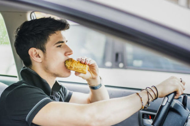 تناول وجبات دسمة بعد الصيام يجعل قيادة السيارات خطيرة 