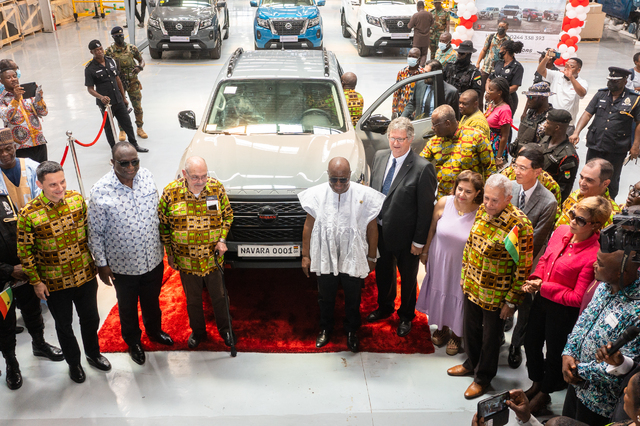 مايك ويتفيلد العضو المنتدب لنيسان أفريقيا والرئيس الغاني يفتتحان مصنع نيسان في غانا