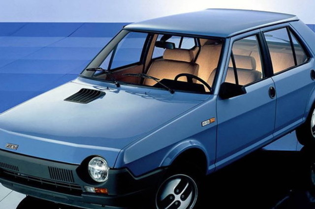 سيارات قديمة وحديثة في مزاد يوم 21 مارس