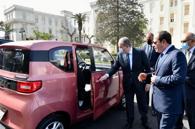 السيسي يتفقد نماذج من السيارات الكهربائية التي سيتم تصنيعها في مصر