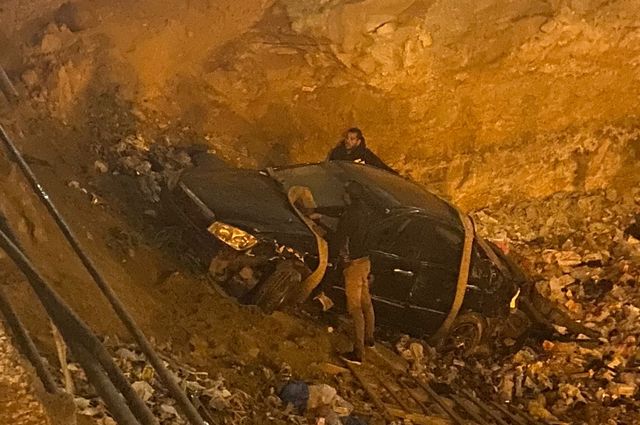 سباق مراهقين يقود لسقوط سيارة بحفرة في مصر 