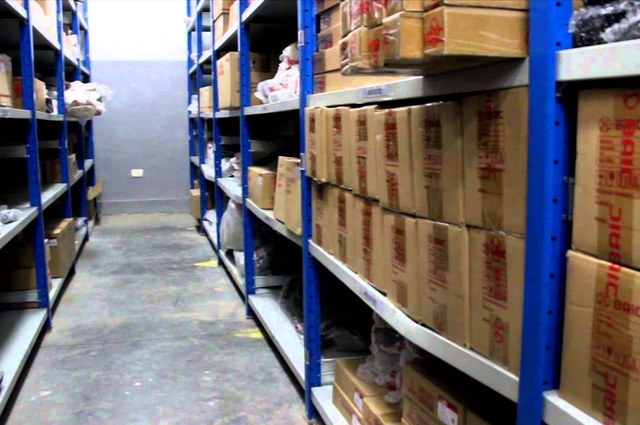 ضبط مخزن قطع غيار سيارات لعدم كتابة البيانات بالعربية 