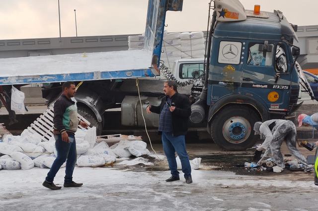 صور : انقلاب سيارة نقل محمولة بمواد البناء بجوار كوبري التعمير