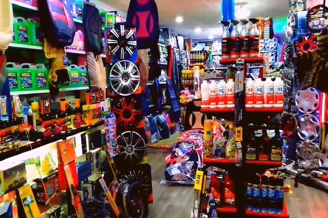 حماية المستهلك يضبط مخالفات تجميع بنزين واكسسوارات سيارات 