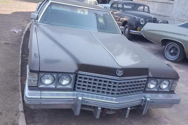 شاهدوا كنز من سيارات الممثلين الكلاسيكية للبيع مع فيلا بمصر