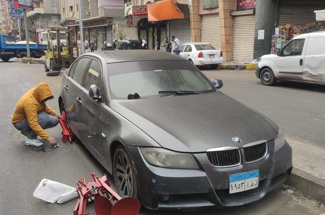 كلبشة للسيارات في شوارع الجيزة بسبب الانتظار الخاطيء 