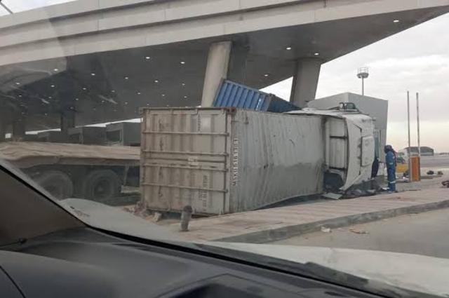 اصطدام تريلا بكارتة الدائري الأوسطي وانقلابها 