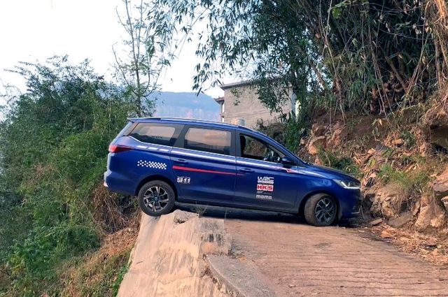 بعد الفيديو الذي أثار الجدل : كيف استدارت هذه السيارة بصورة مستحيلة فوق الجبل ؟!!  