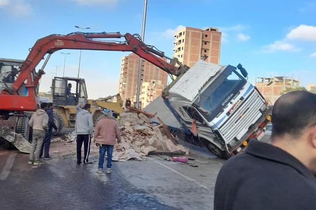 صور : انقلاب سيارة نقل ثقيل على الطريق الدائري وتعطل المرور