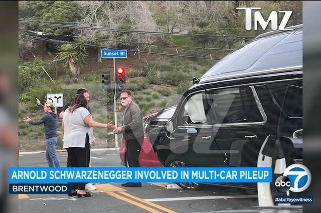 فيديو : أرنولد شوارزنيجر يحطم 4 سيارات 