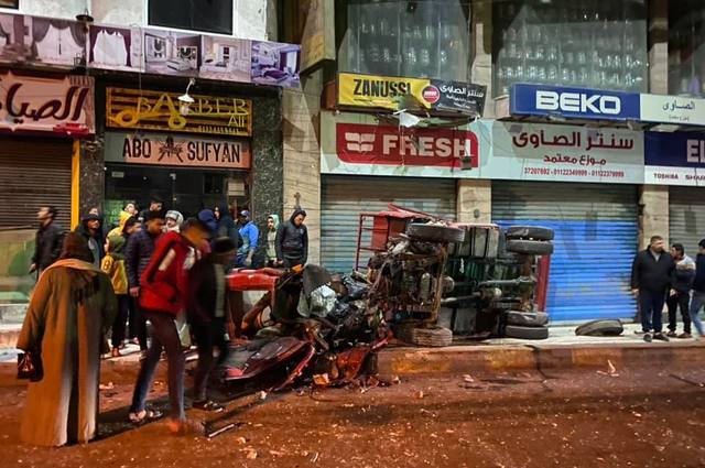 صور لسقوط سيارة نقل من فوق محور صفط اللبن