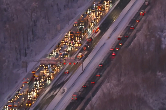 فيديو : 19 ساعة في زحام المرور بسبب الثلج في أمريكا 