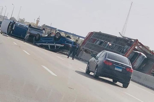 انقلاب شاحنة بسيارات هافال على الصحراوي في مصر