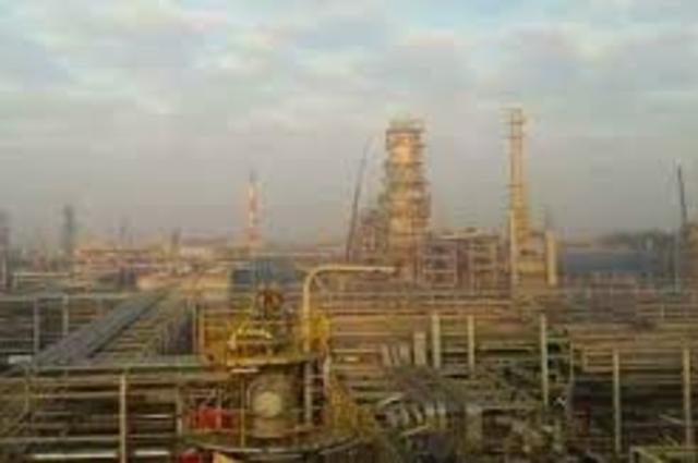 السيسي يفتتح مجمع بنزين جديد لأهل الصعيد