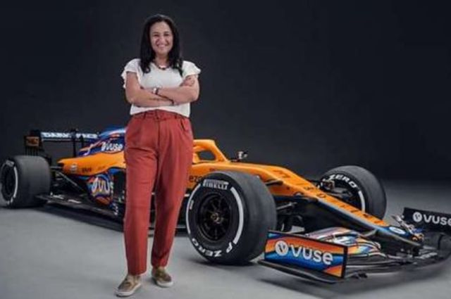 مصرية تضع لمسات نوبية على سيارة فريق ماكلارين للفورمولا 1