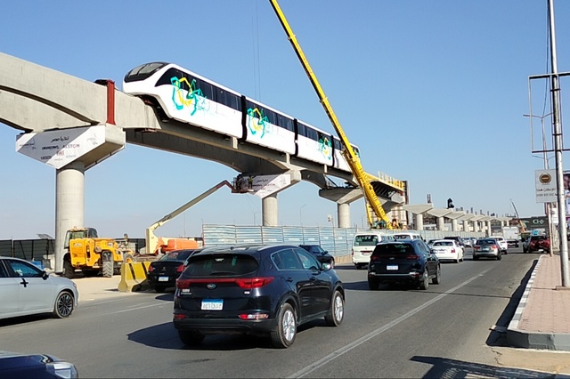 اقتطاع حارة مرورية من محور المشير طنطاوي لتركيب كمر معدني