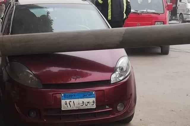 بسبب العاصفة الترابية: تحطم سيارات نتيجة سقوط أعمدة انارة واعلانات وأشجار