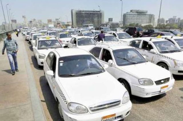 دراسة لتوحيد لون التاكسي في مصر ووضع لافتات على سيارات أوبر وكريم
