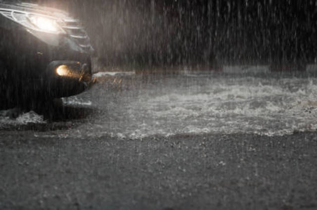 كيف تقود سيارتك بأمان خلال سقوط الأمطار ؟ 