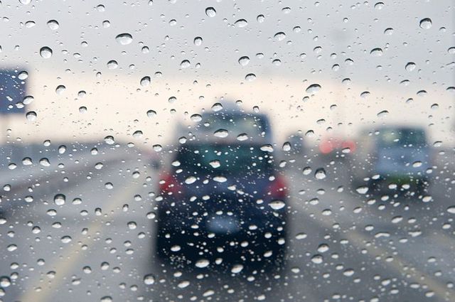 خبير مروري يقدم نصائح للقيادة في الأمطار