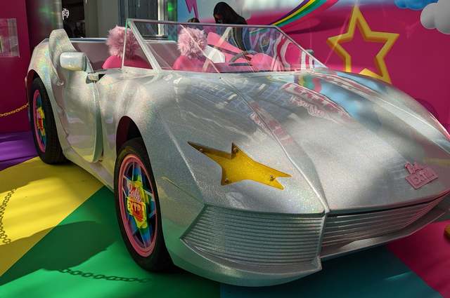 بالحجم الكامل ..سيارة باربي تظهر لأول مرة في لوس أنجلوس