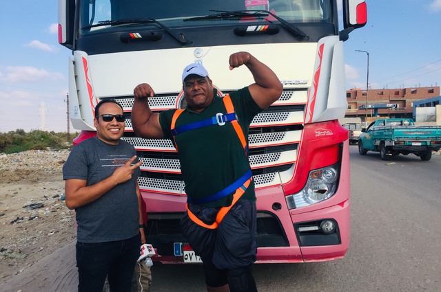 مصارع مصري يجهز لسحب 3 سيارات نقل بوزن 60 طن 