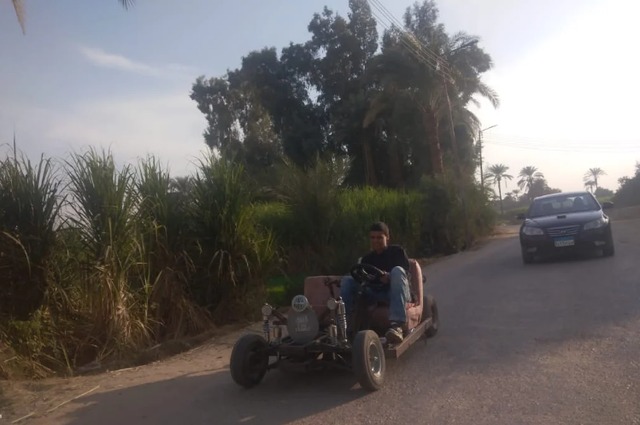 بمكونات خردة وقيمة 5500 جنيه : شاب من قنا يبتكر سيارة صغيرة 