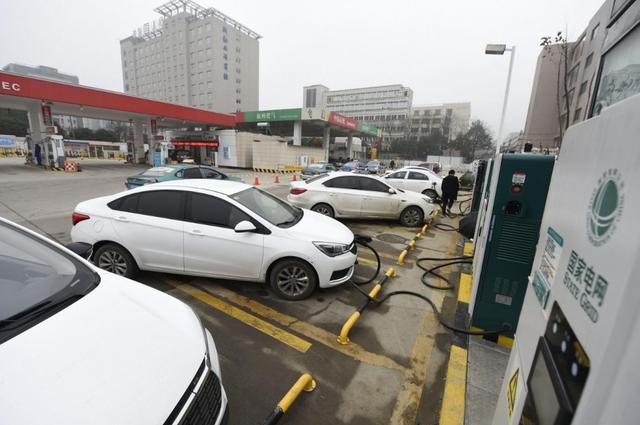 مصر تطالب الشركات الفرنسية بالاستثمار في السيارات الكهربائية بأراضيها