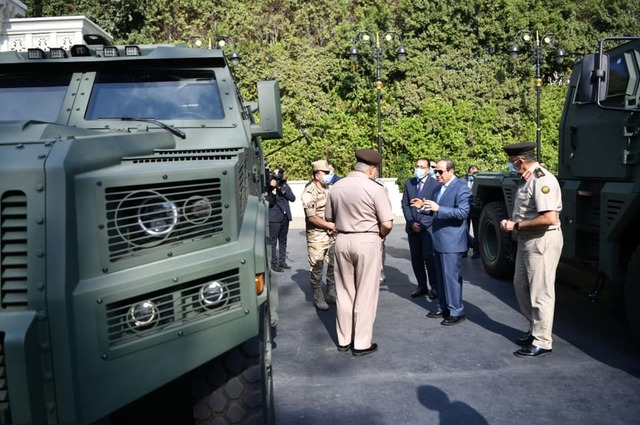 المركبات المدرعة والسيارات الكهربائية تشغل بال السيسي