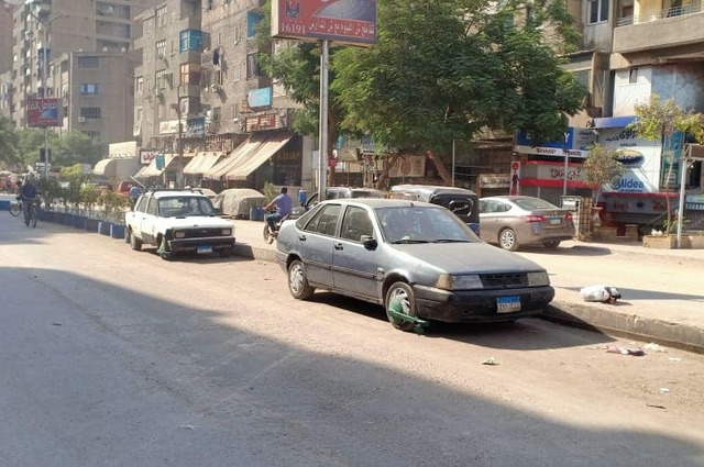 حمله لإزالة السيارات المتهالكة وكلبشة المخالفة بالطريق العام