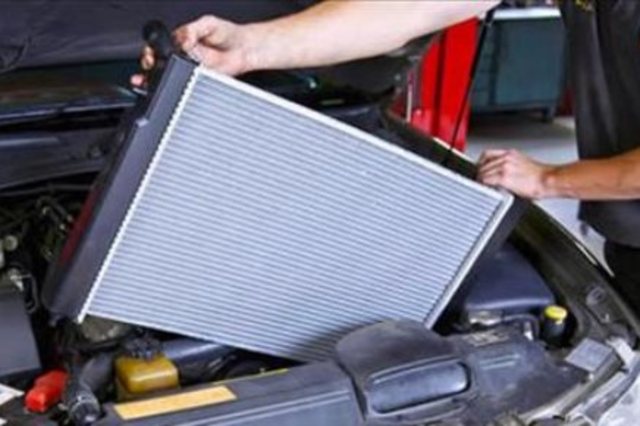 فحص الرادياتير وخراطيم مبرد المحرك لحماية دورة التبريد