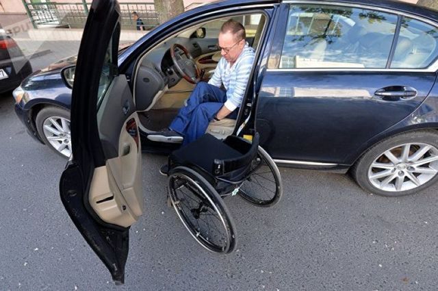 ضبط معرض سيارات يبيع سيارات المعاقين المعفاة للجمهور