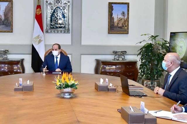 السيسي يتابع موقف الطريق الدائري والقطار الكهربائي