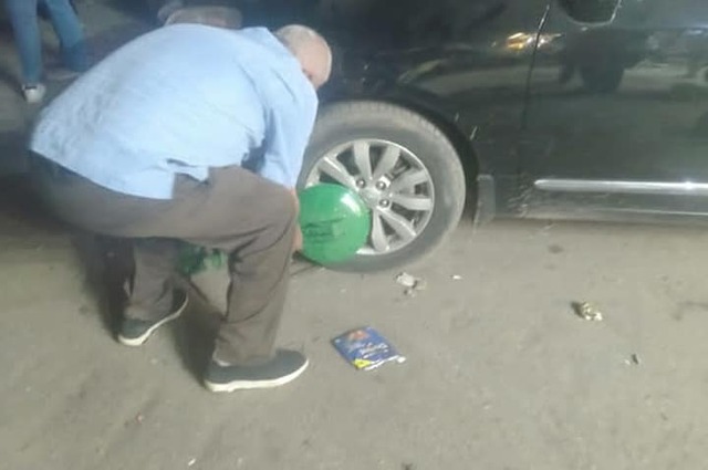 كلبشة عدد من السيارات للانتظار الخاطيء