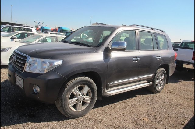 ميني كوبر وجيب ولاندكروزر في مزاد رأس سدر في يوليو