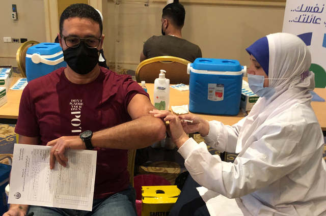 غبور تطعم الآلاف من موظفيها ضد كورونا بمصر