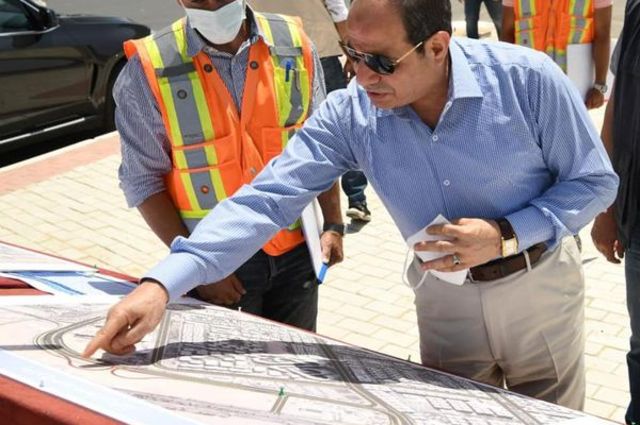 السيسي يتابع أعمال تطوير الأوتوستراد والطرق حول مطار القاهرة