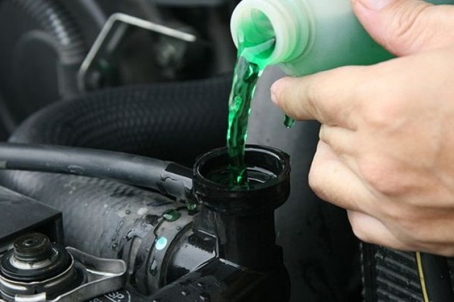 أهمية استخدام مياه التبريد المصنعة وليس ماء الصنبور في الصيف