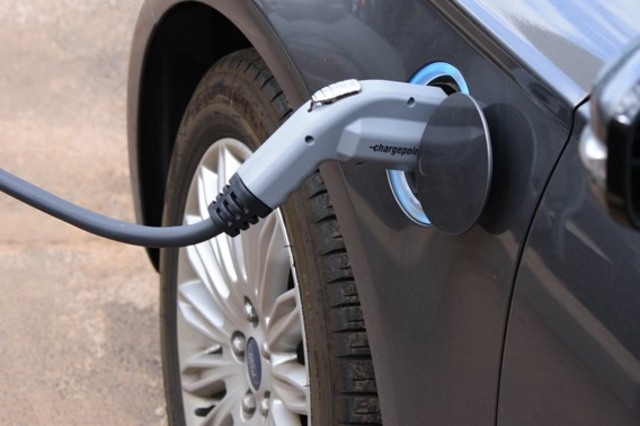 قرار جديد في مصر بمنع استيراد سيارات كهربائية مستعملة