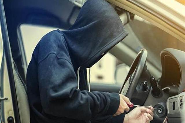 ضبط سيارة مسروقة والبحث عن لص سرق سيارة بها أطفال