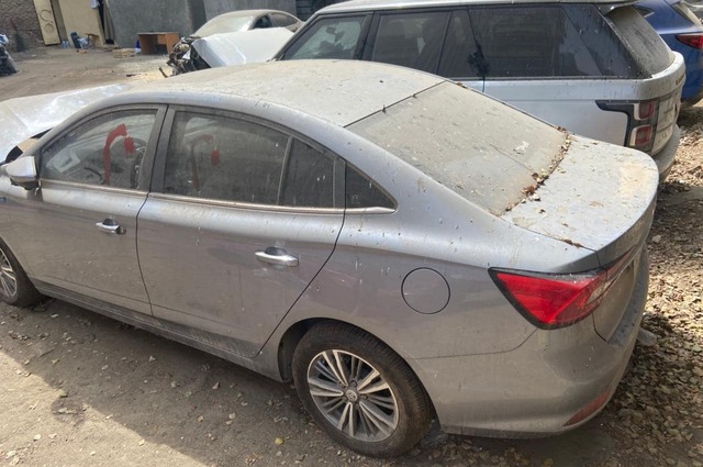 باجيرو وجيب ومرسيدس في مزاد نيابة بني سويف