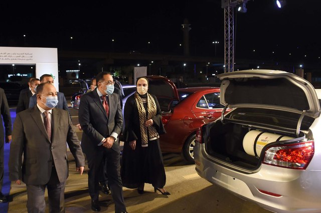 رئيس الوزراء يسلم المواطنين سيارات الإحلال الجديدة